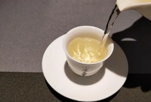 老白茶什么季节喝比较好,几月份的桑叶做茶最好？