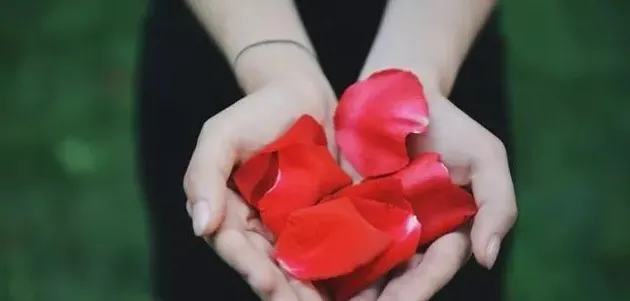 脸上长斑什么原因引起的,脸上长斑是怎么回事？