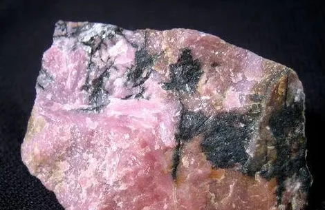 蔷薇辉石值钱吗,蔷薇辉石和红绿宝哪个贵？