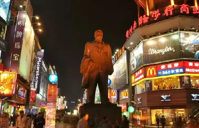 长沙晚上有什么好玩的地方推荐,国庆南昌绳金塔晚上好玩吗？