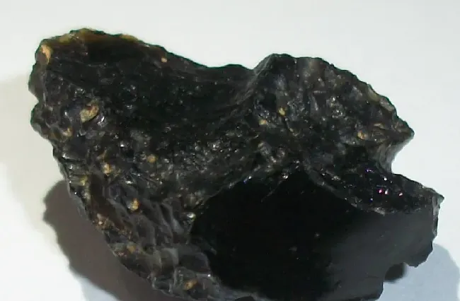 玻璃陨石什么颜色最贵,玻璃陨石的鉴定方法？