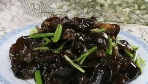 为什么刚摘下的新鲜黑木耳不能直接食用？ | 妙招大全