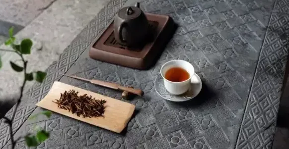 白茶年份越久越好吗,冰岛白茶年份越长越好吗？