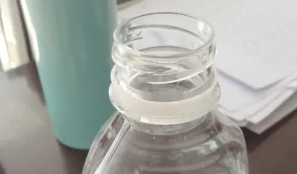 浇花的水壶叫什么,浇花的水壶，长时间存水，内壁有绿色的东西，对花有影响吗？怎么处理？