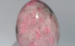 桃花石是什么石头,桃花玉和红绿宝的区别？