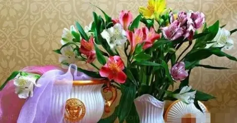 百合花怎么插花瓶水养,刚买回来的百合花直接插水瓶里吗？