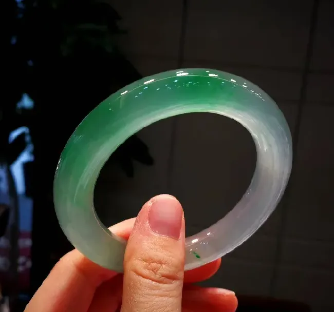 翡翠手镯怎么保养,翡翠玉手镯要如何保养才会使它持久透亮啊？