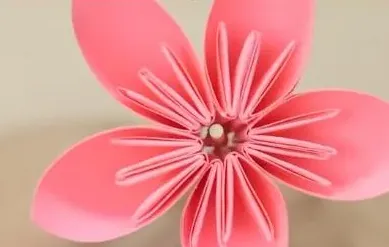 折纸花怎么折,怎样用纸折玫瑰？