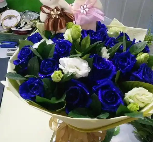 蓝玫瑰适合送什么人,男朋友有送女朋友蓝色玫瑰的吗?蓝色玫瑰代表什么?